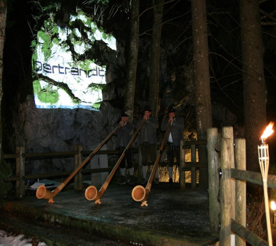 "Bierempfang am Felsen mit Alphornbläsern und Firmenlogo" "Bierempfang am Felsen mit Alphornbläsern und Firmenlogo"